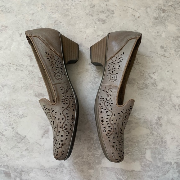 Rieker Antistress Laser Cut Out Floral Low Pumps - Picture 3 of 8